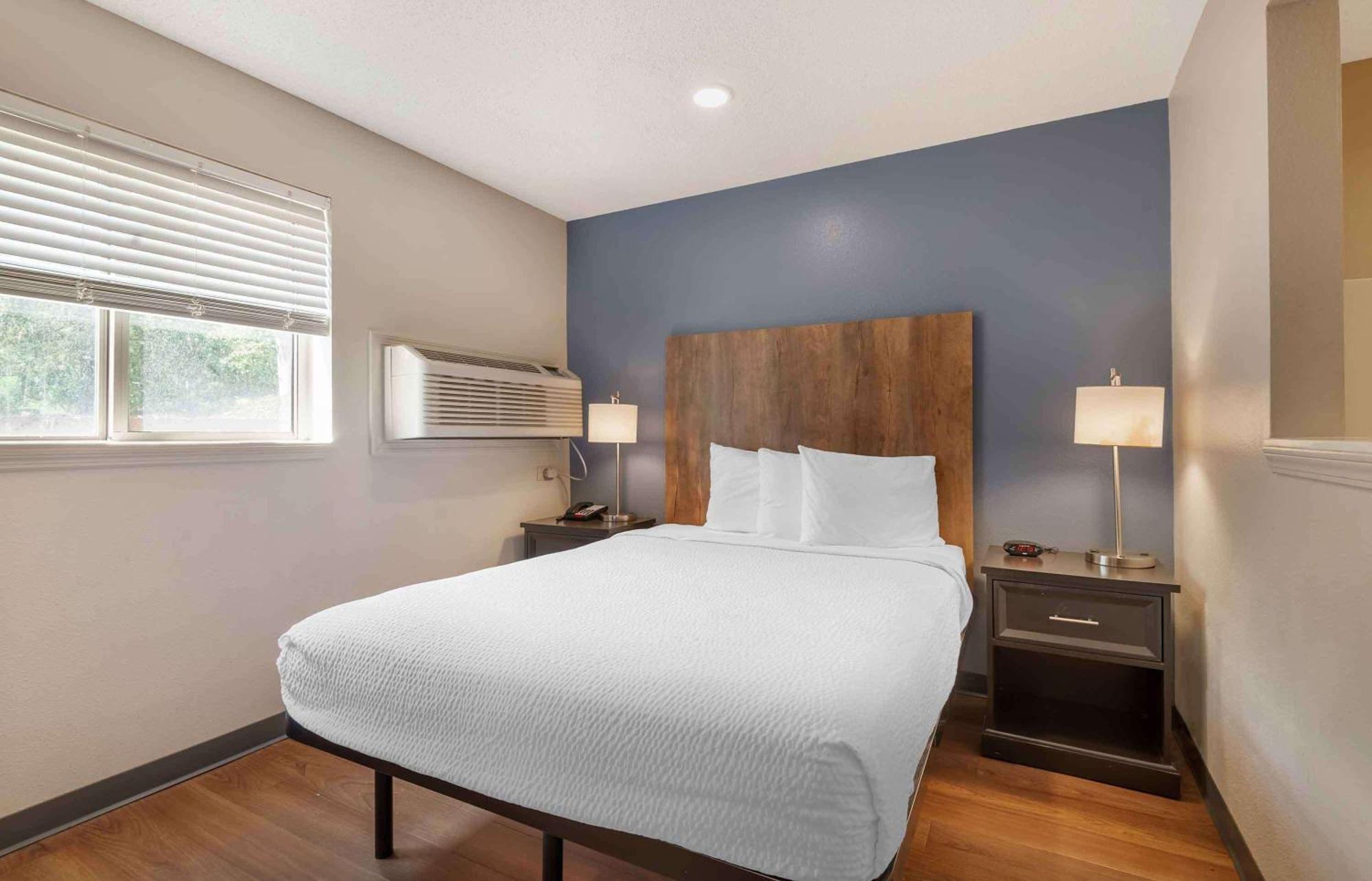 Extended Stay America Select Suites - Charlotte - University Place - E Mccullough Dr Екстер'єр фото