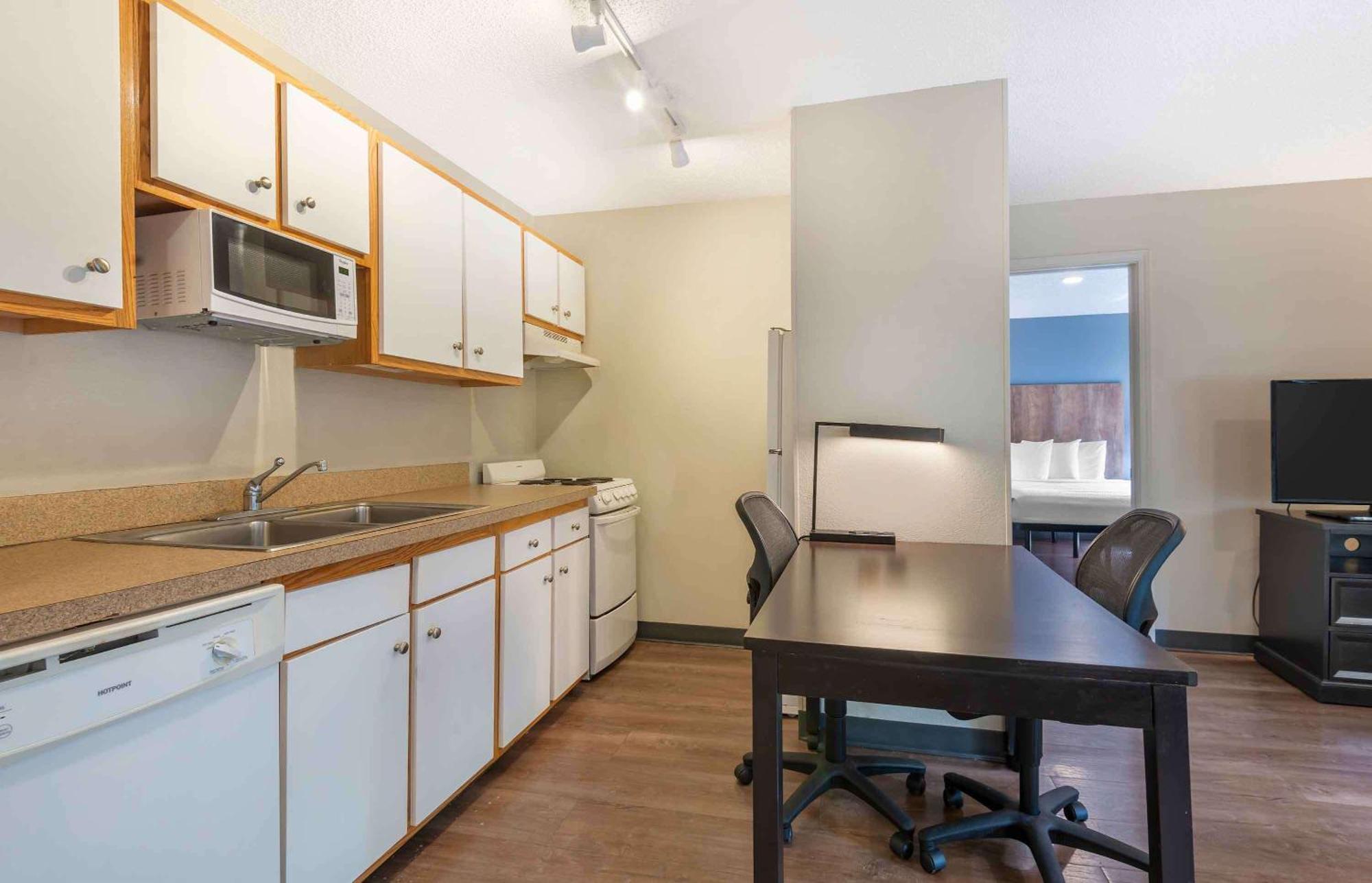Extended Stay America Select Suites - Charlotte - University Place - E Mccullough Dr Екстер'єр фото