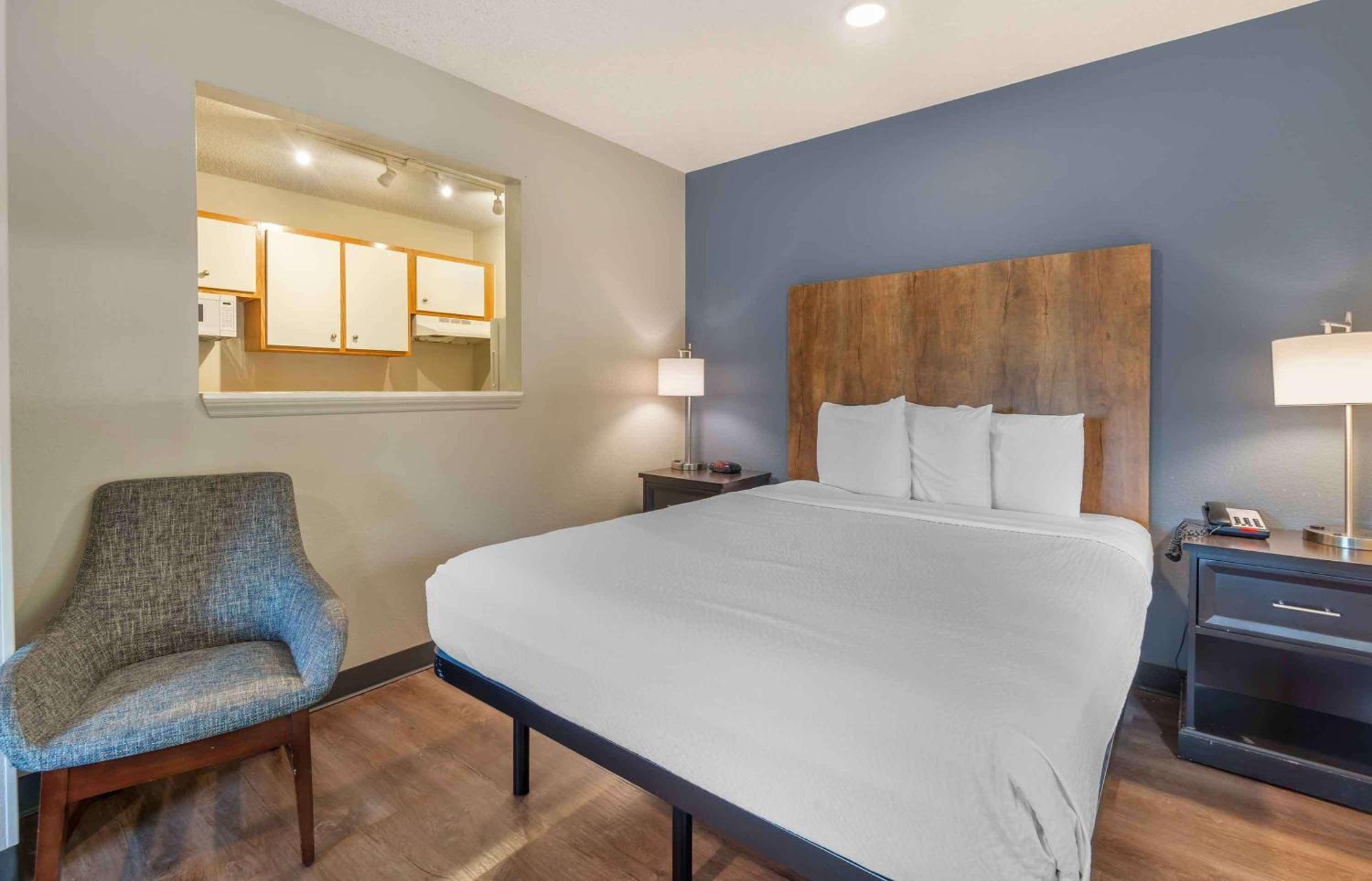 Extended Stay America Select Suites - Charlotte - University Place - E Mccullough Dr Екстер'єр фото