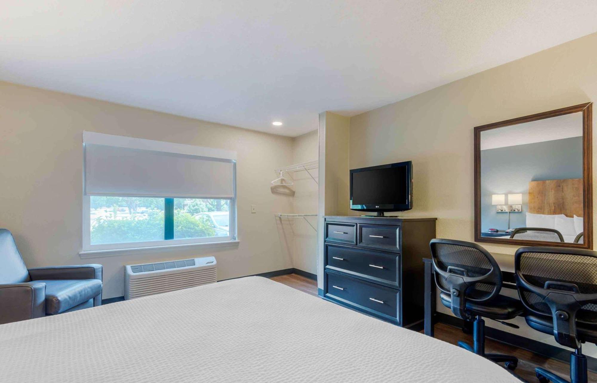 Extended Stay America Select Suites - Charlotte - University Place - E Mccullough Dr Екстер'єр фото