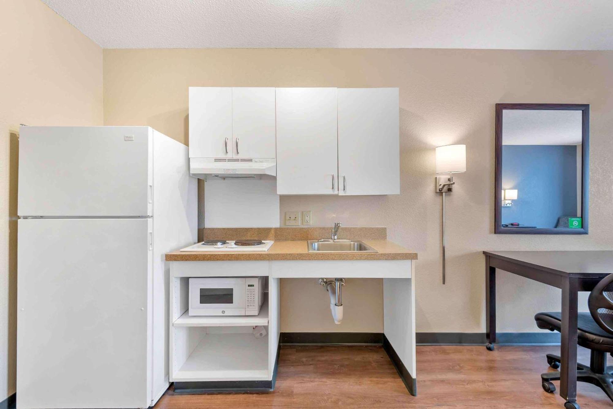 Extended Stay America Select Suites - Charlotte - University Place - E Mccullough Dr Екстер'єр фото