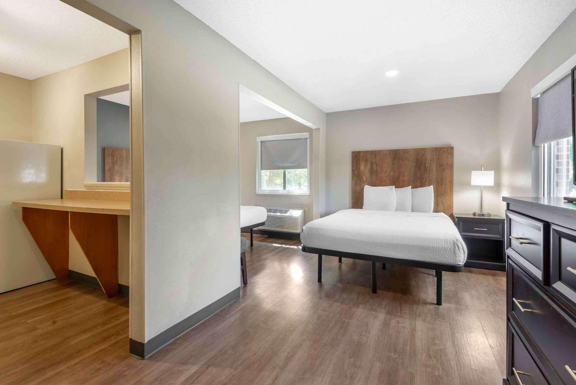 Extended Stay America Select Suites - Charlotte - University Place - E Mccullough Dr Екстер'єр фото