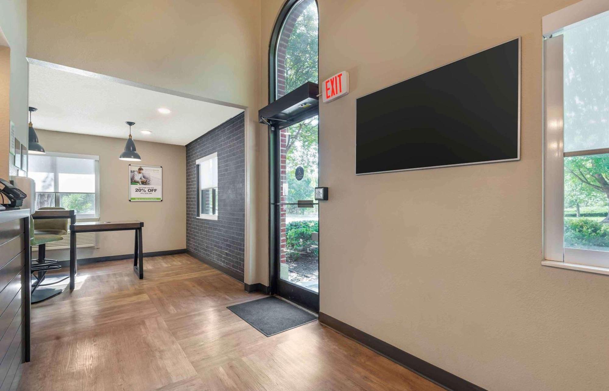 Extended Stay America Select Suites - Charlotte - University Place - E Mccullough Dr Екстер'єр фото