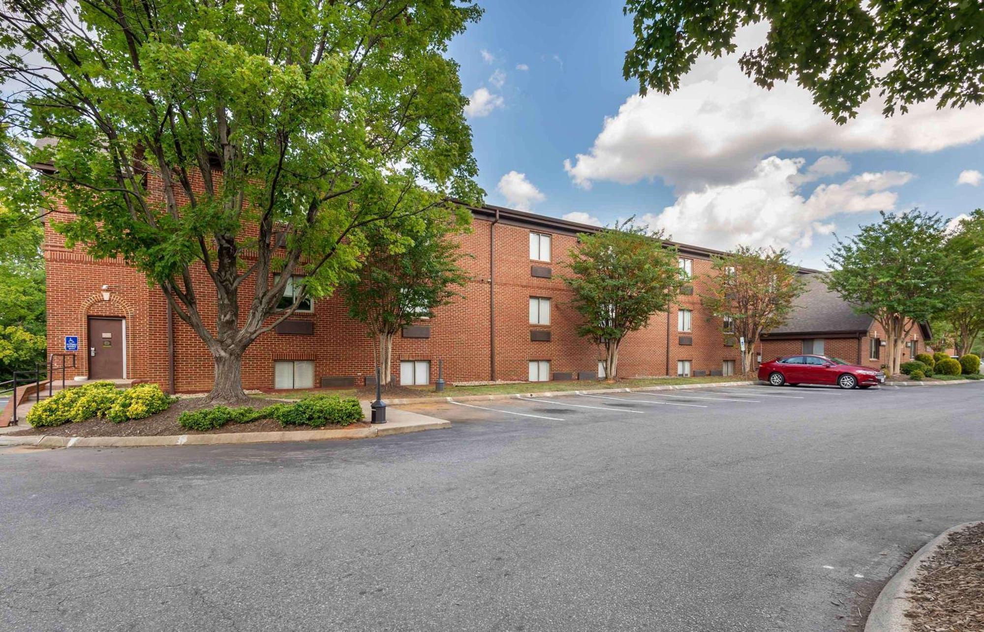 Extended Stay America Select Suites - Charlotte - University Place - E Mccullough Dr Екстер'єр фото