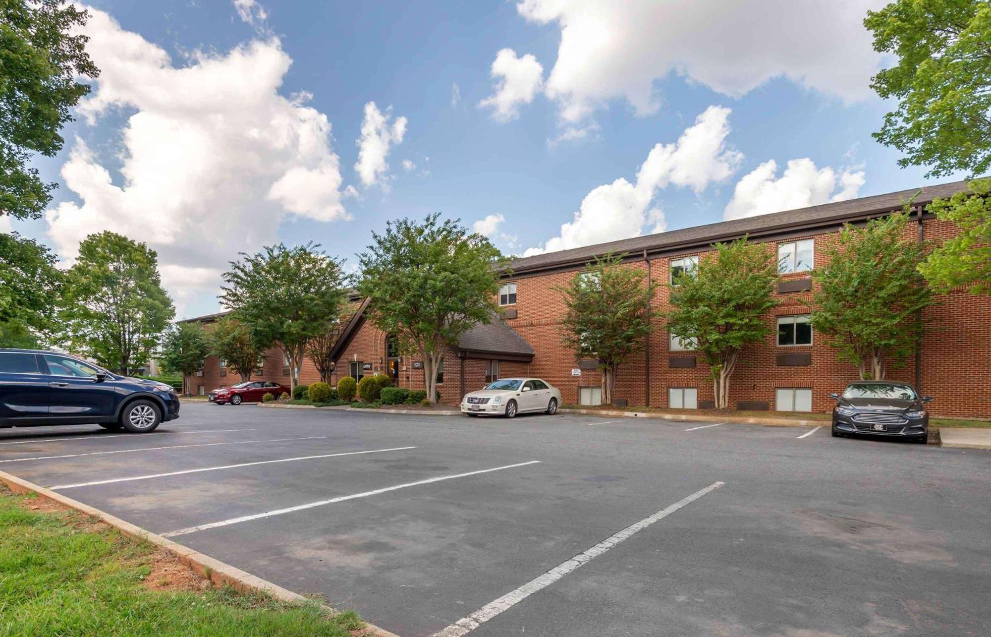 Extended Stay America Select Suites - Charlotte - University Place - E Mccullough Dr Екстер'єр фото