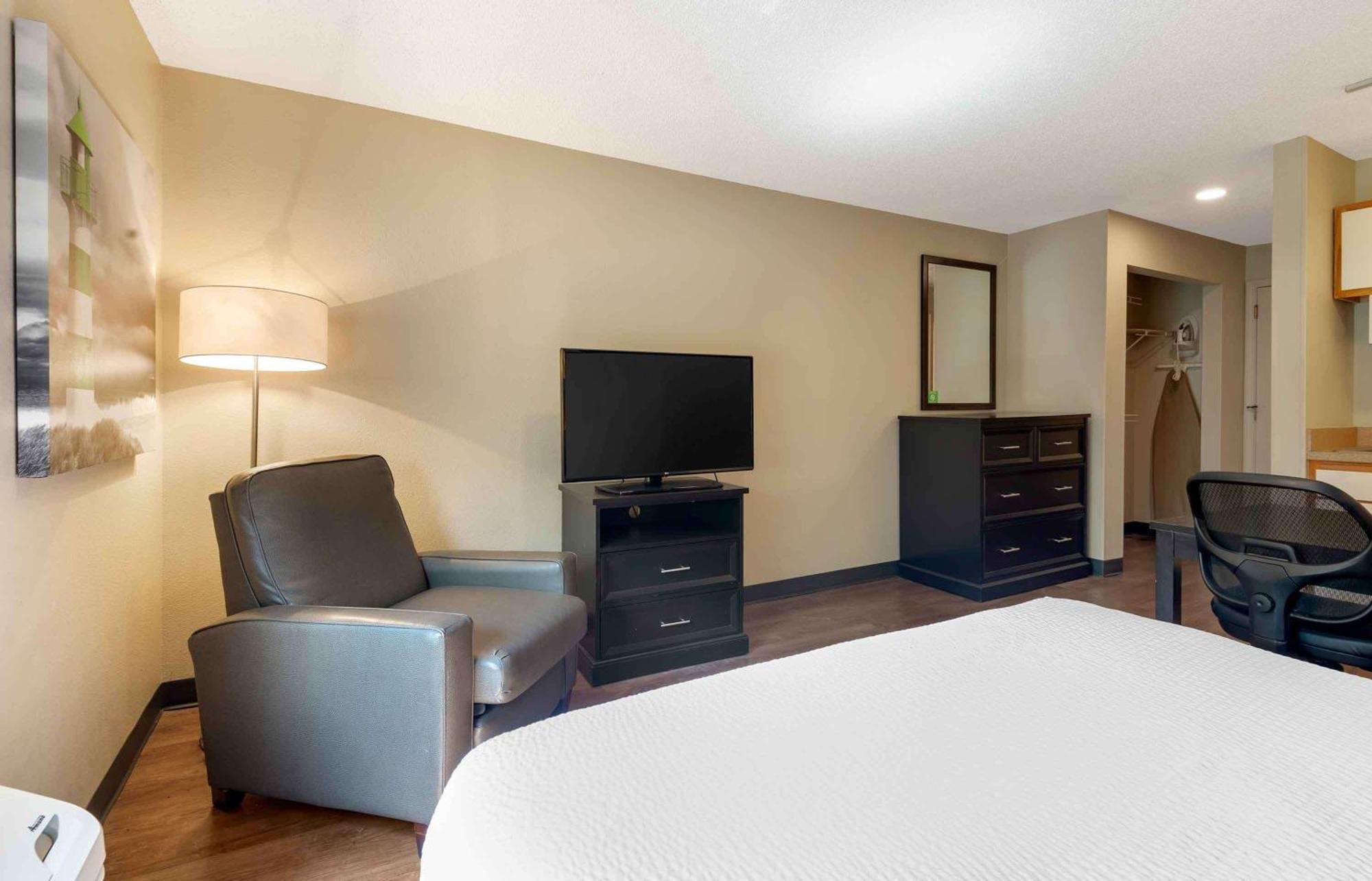Extended Stay America Select Suites - Charlotte - University Place - E Mccullough Dr Екстер'єр фото