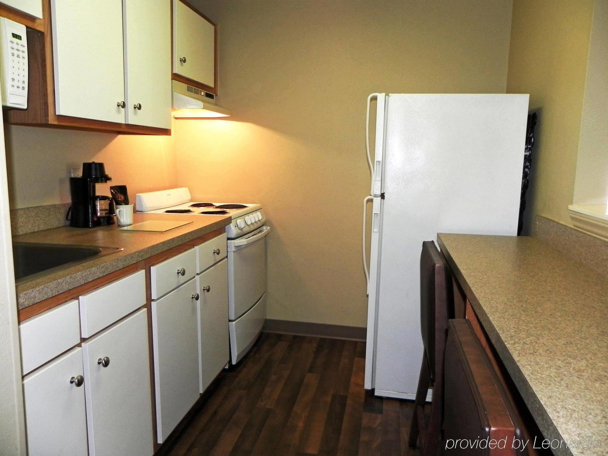 Extended Stay America Select Suites - Charlotte - University Place - E Mccullough Dr Екстер'єр фото